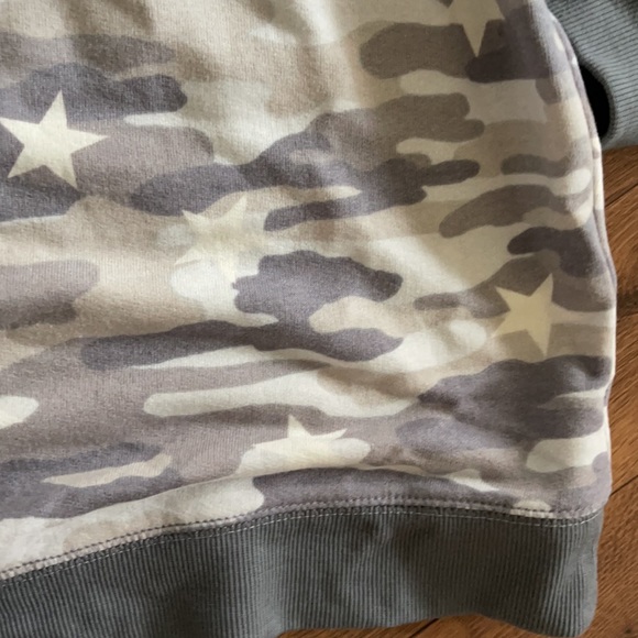 🆕 Lucky Brand Camo and Stars Grey Sweatshirt - Picture 4 of 7